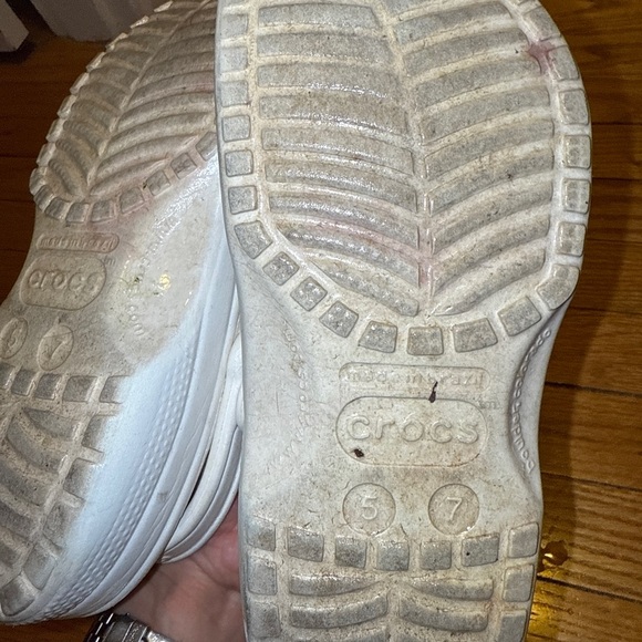 Crocs shoes. Men’s 7/Women’s 5 - Picture 2 of 2